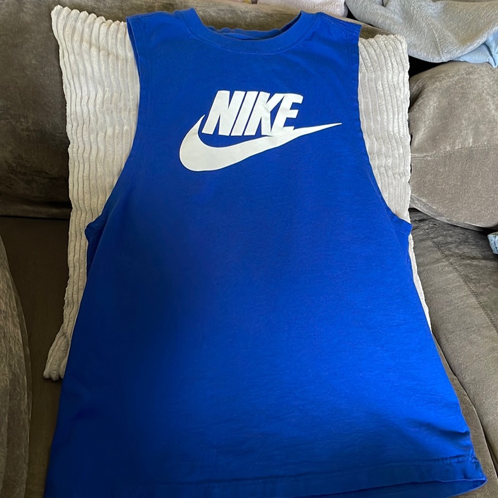 Nike tank top NEVER WORN. Size SMALL. Perfect condition !!